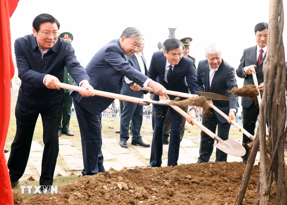 Tổng Bí thư Tô Lâm và đoàn công tác Trung ương dự Lễ phát động “Tết trồng cây đời đời nhớ ơn Bác Hồ” Xuân Ất Tỵ 2025. Ảnh: TTXVN.