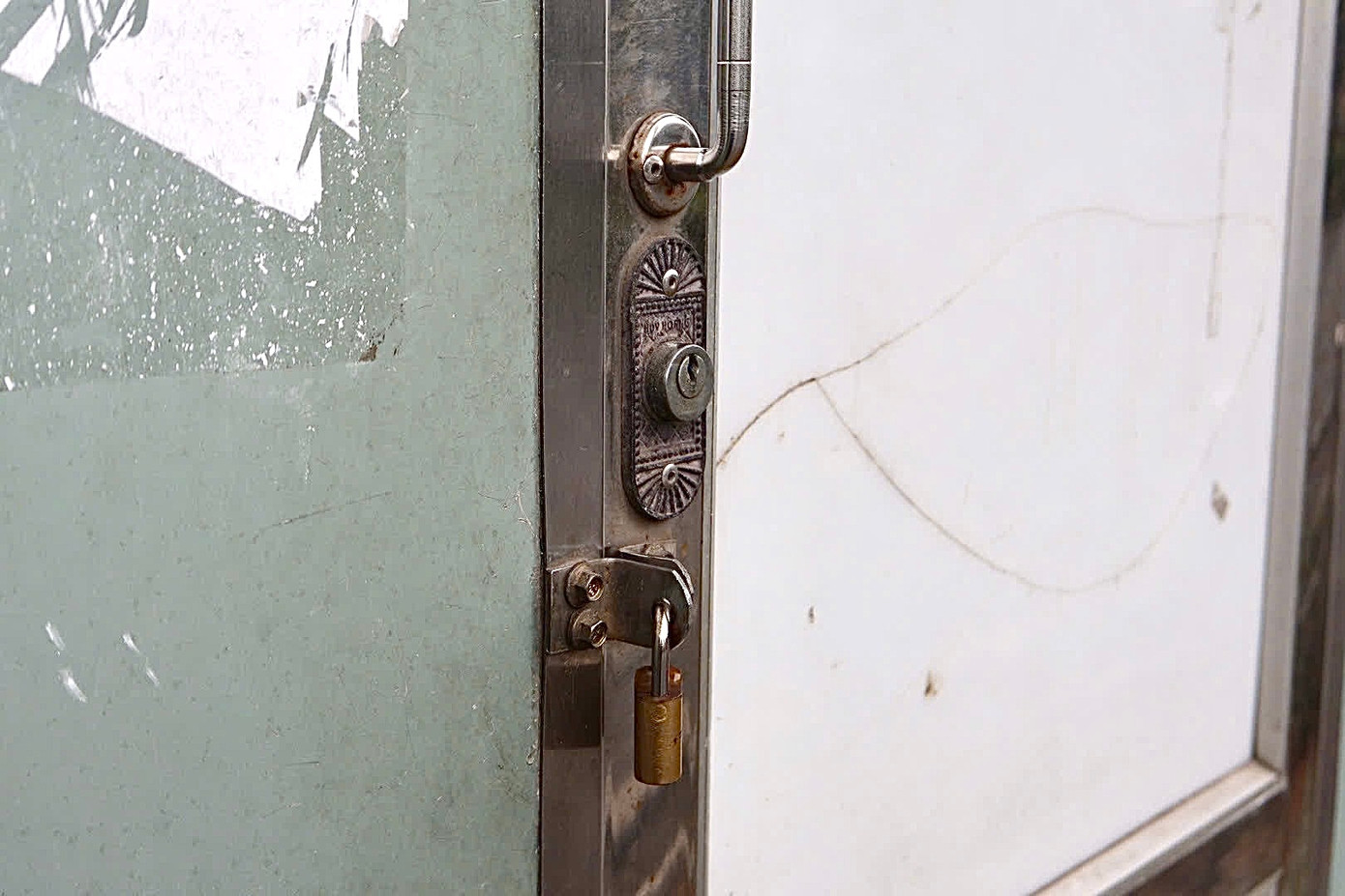 Không hiếm để bắt gặp hình ảnh những nhà vệ sinh công cộng bị bỏ hoang hoặc "cửa đóng then cài" ở Hà Nội. Ảnh: Hồng Ngọc.