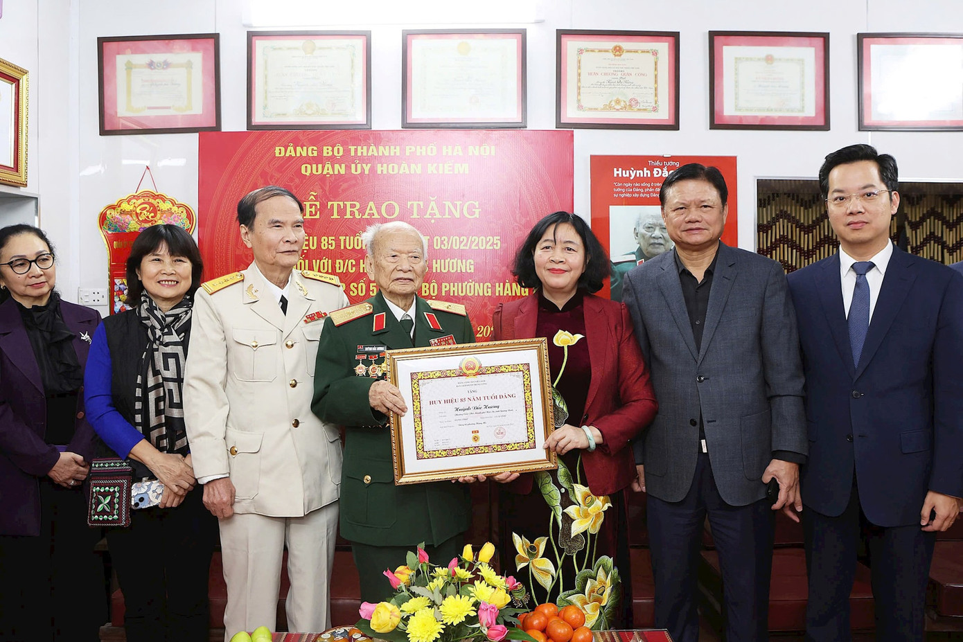 Bí thư Hà Nội trao Huy hiệu 85 năm tuổi Đảng tặng Thiếu tướng Huỳnh Đắc Hương. Ảnh: PV. Bí thư Hà Nội trao Huy hiệu 85 năm tuổi Đảng tặng Thiếu tướng Huỳnh Đắc Hương. Ảnh: PV.