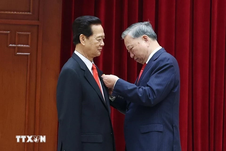 Tổng Bí thư Tô Lâm trao Huân chương Sao Vàng tặng: Nguyên Tổng Bí thư Nông Đức Mạnh, nguyên Thủ tướng Chính phủ Nguyễn Tấn Dũng, vì đã có nhiều công lao to lớn, đặc biệt xuất sắc trong sự nghiệp cách mạng của Đảng, của dân tộc. Ảnh: TTXVN.