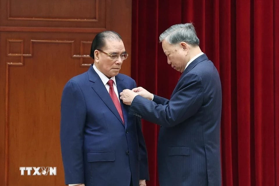 Tổng Bí thư Tô Lâm trao Huân chương Sao Vàng tặng: Nguyên Tổng Bí thư Nông Đức Mạnh, nguyên Thủ tướng Chính phủ Nguyễn Tấn Dũng, vì đã có nhiều công lao to lớn, đặc biệt xuất sắc trong sự nghiệp cách mạng của Đảng, của dân tộc. Ảnh: TTXVN.