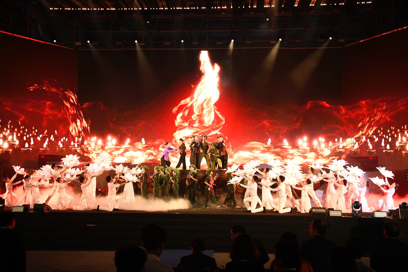 Khoảnh khắc xúc động khi khán giả dự chương trình đồng loạt đứng dậy tri ân, tưởng nhớ hơn 500 người làm báo đã hy sinh, dâng hiến cuộc đời mình cho độc lập, tự do của Tổ quốc và hạnh phúc của Nhân dân. Ảnh: Như Ý. Khoảnh khắc xúc động khi khán giả dự chương trình đồng loạt đứng dậy tri ân, tưởng nhớ hơn 500 người làm báo đã hy sinh, dâng hiến cuộc đời mình cho độc lập, tự do của Tổ quốc và hạnh phúc của Nhân dân. Ảnh: Như Ý.