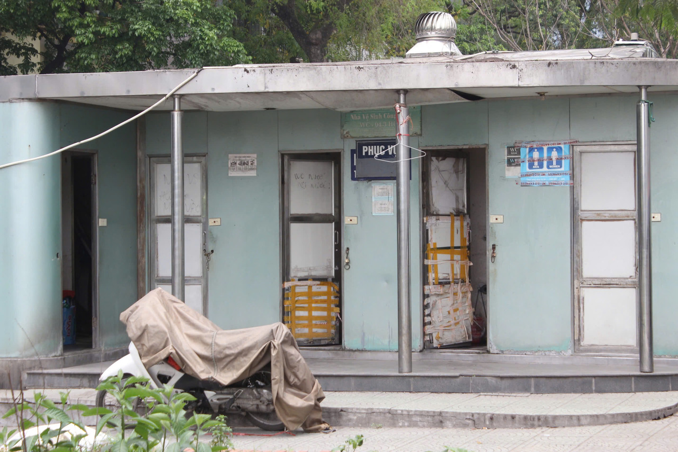 Nhà vệ sinh tại khu vực nhà chờ xe buýt cũ kỹ, hư hỏng, mất vệ sinh, ảnh hưởng đến phục vụ nhu cầu của người dân.