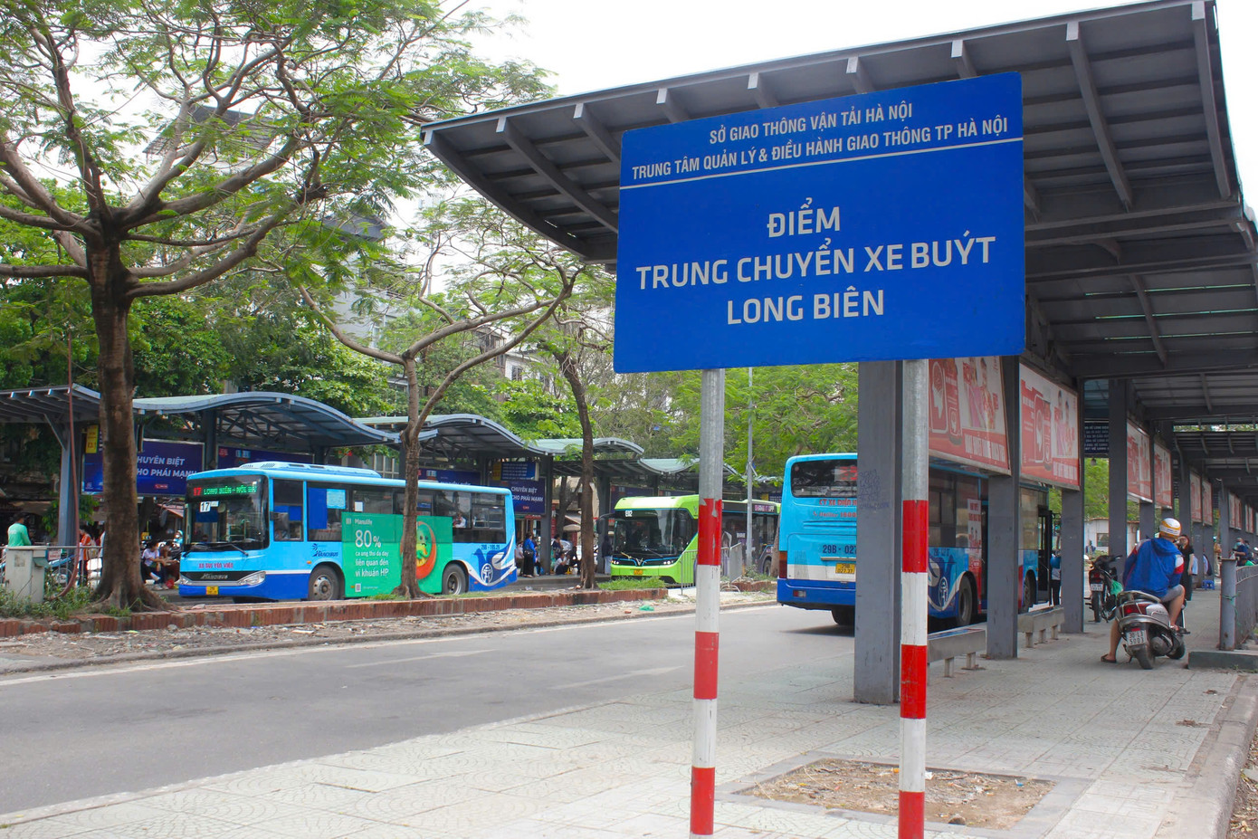 Trạm trung chuyển xe buýt Long Biên hiện xuống cấp, ảnh hưởng mỹ quan đô thị.