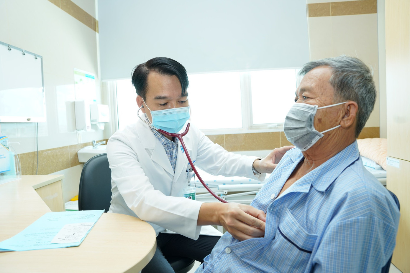 Theo kết luận của Tổng Bí thư, thống nhất thực hiện chủ trương khám sức khoẻ định kỳ cho Nhân dân ít nhất mỗi năm một lần, triển khai trong thời gian sớm nhất. Ảnh minh họa.