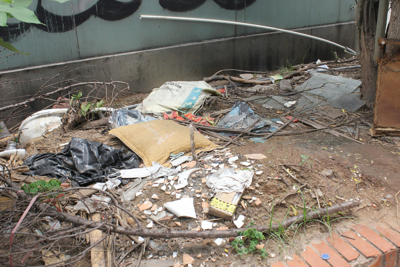 Nhà vệ sinh tại khu vực nhà chờ xe buýt cũ kỹ, hư hỏng, mất vệ sinh, ảnh hưởng đến phục vụ nhu cầu của người dân.