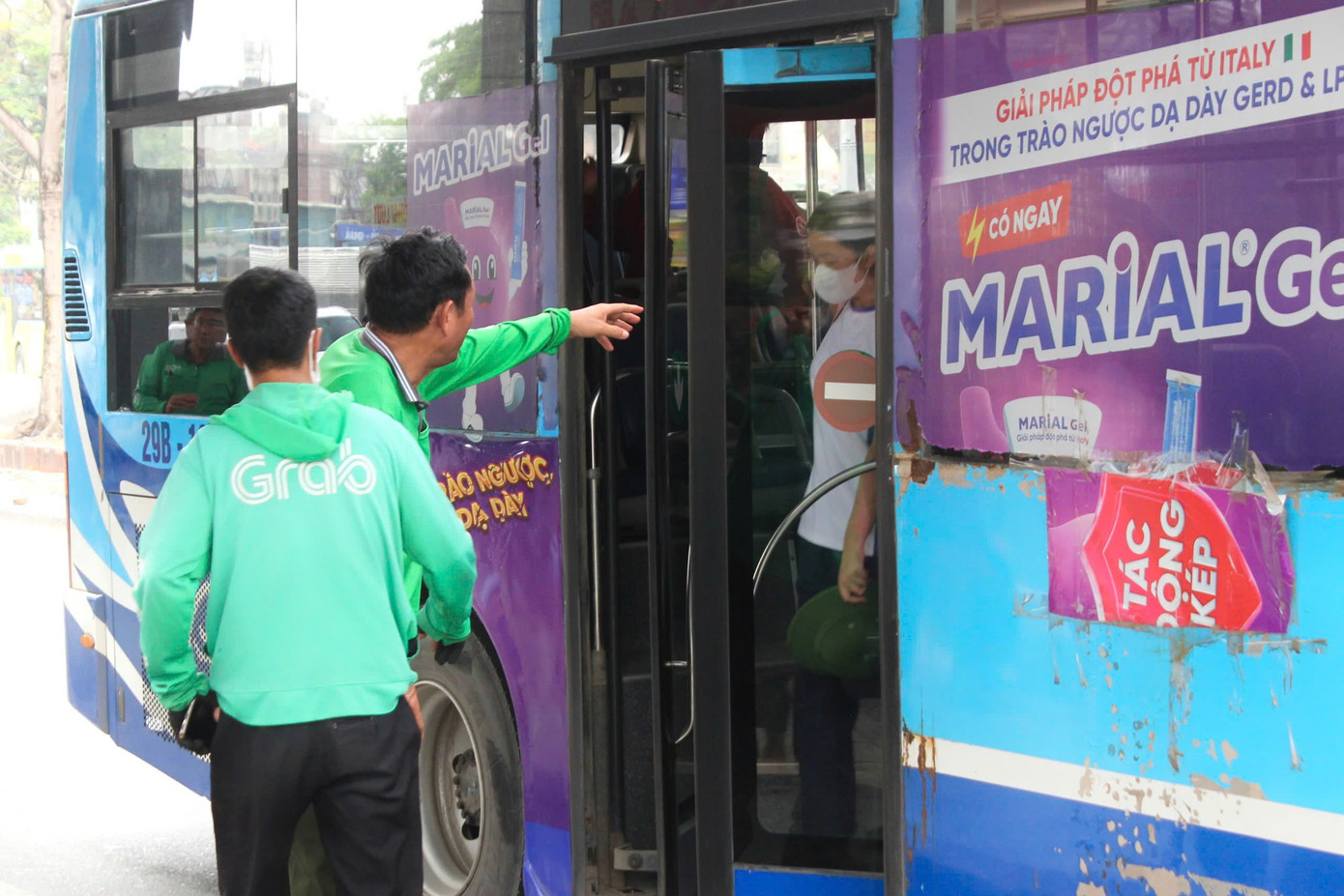 Đặc biệt, tình trạng xe ôm chèo kéo khách đi xe buýt gây lộn xộn, tiềm ẩn nguy cơ mất an toàn, an ninh trật tự khu vực này.