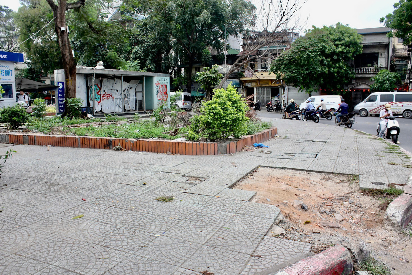 Một số khu vực vỉa hè xuống cấp chưa được sửa chữa.
