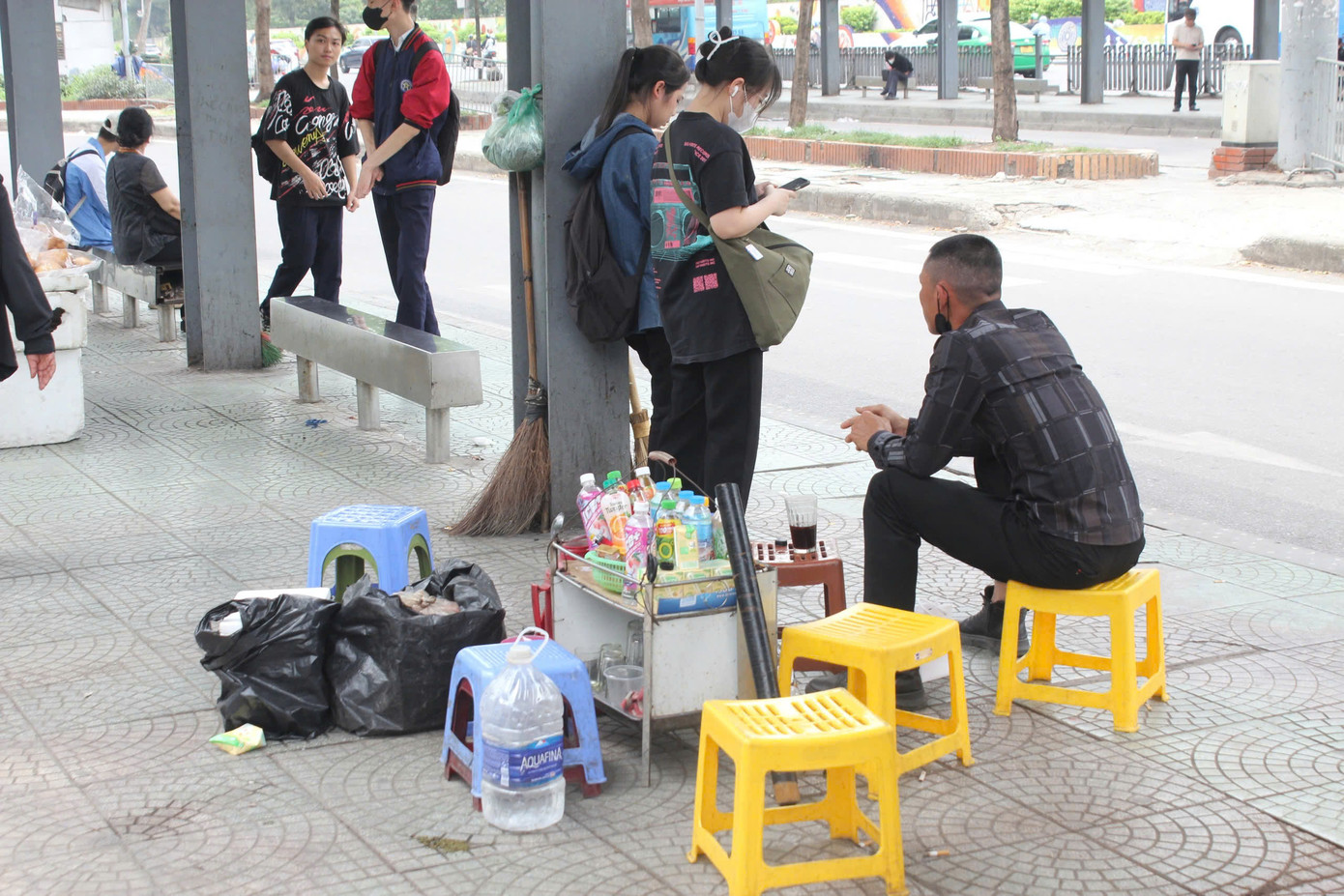 Tại khu vực nhà chờ xe buýt, nhiều &quot;hàng nước&quot; chiếm dụng không gian để buôn bán, ảnh hưởng đến mỹ quan đô thị.