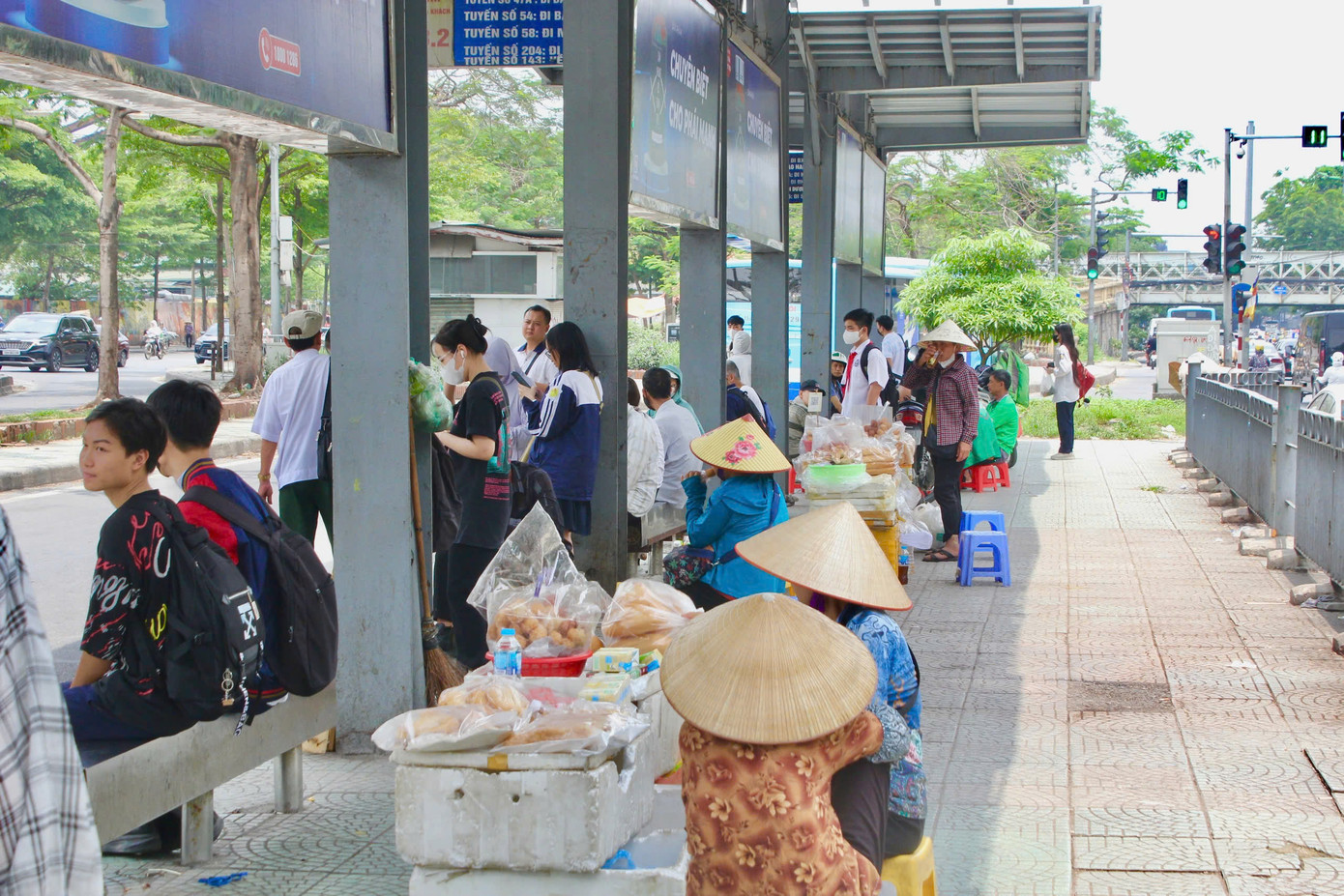 Tại khu vực nhà chờ xe buýt, nhiều &quot;hàng nước&quot; chiếm dụng không gian để buôn bán, ảnh hưởng đến mỹ quan đô thị.