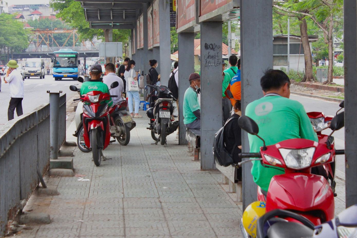 Đặc biệt, tình trạng xe ôm chèo kéo khách đi xe buýt gây lộn xộn, tiềm ẩn nguy cơ mất an toàn, an ninh trật tự khu vực này.