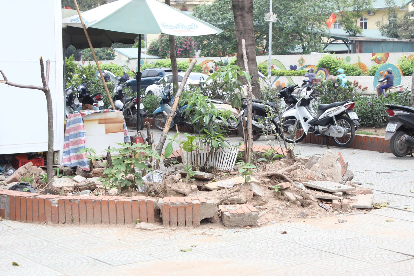 Một số khu vực vỉa hè xuống cấp chưa được sửa chữa.