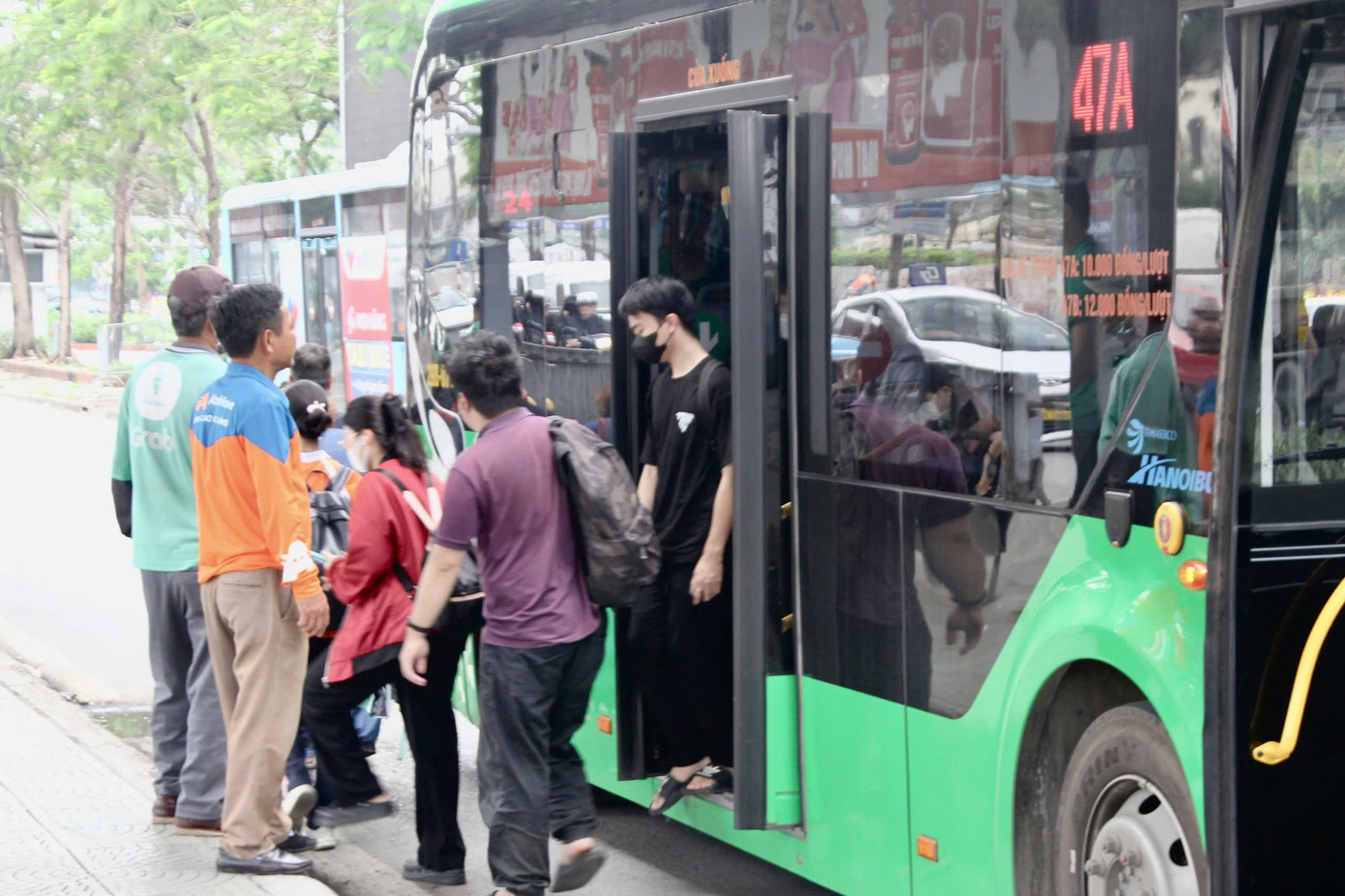 Đặc biệt, tình trạng xe ôm chèo kéo khách đi xe buýt gây lộn xộn, tiềm ẩn nguy cơ mất an toàn, an ninh trật tự khu vực này.