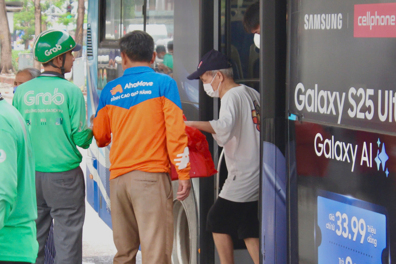 Đặc biệt, tình trạng xe ôm chèo kéo khách đi xe buýt gây lộn xộn, tiềm ẩn nguy cơ mất an toàn, an ninh trật tự khu vực này.