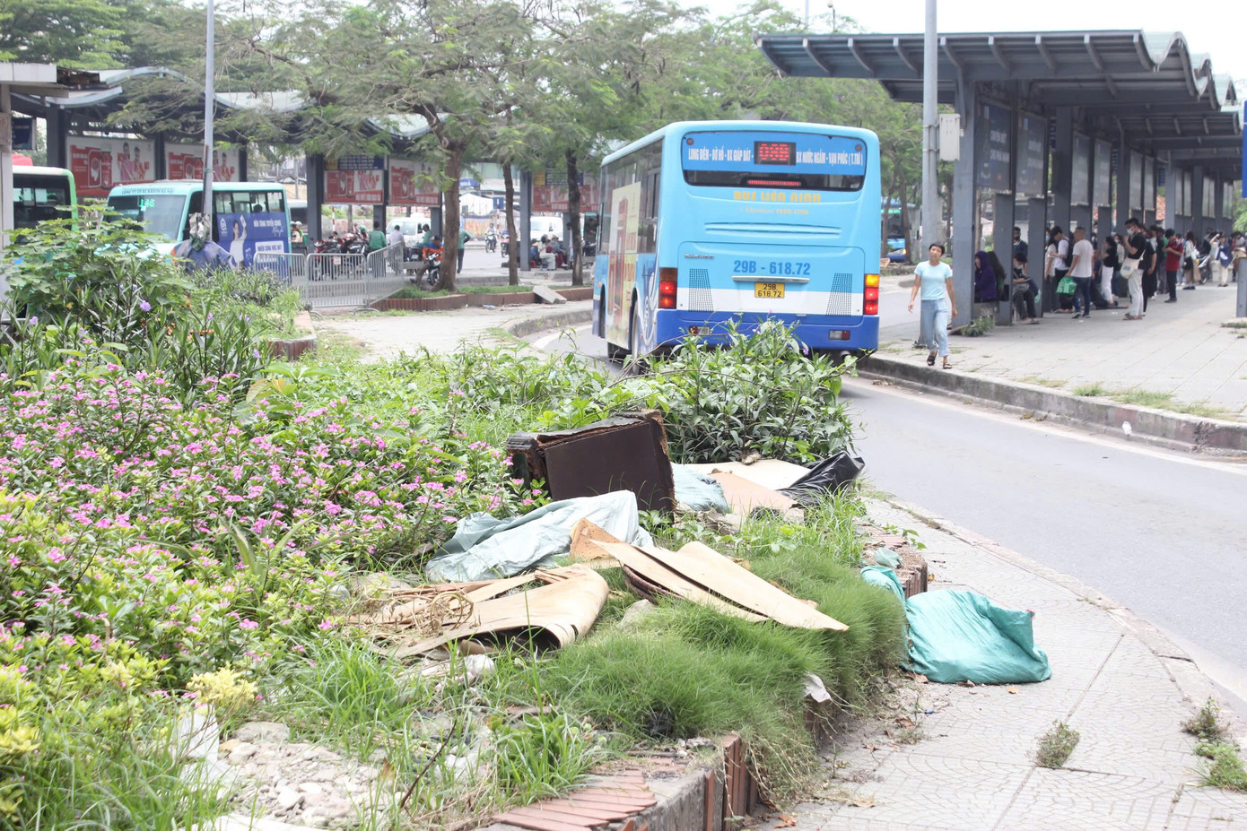 Trạm trung chuyển xe buýt Long Biên hiện xuống cấp, ảnh hưởng mỹ quan đô thị.