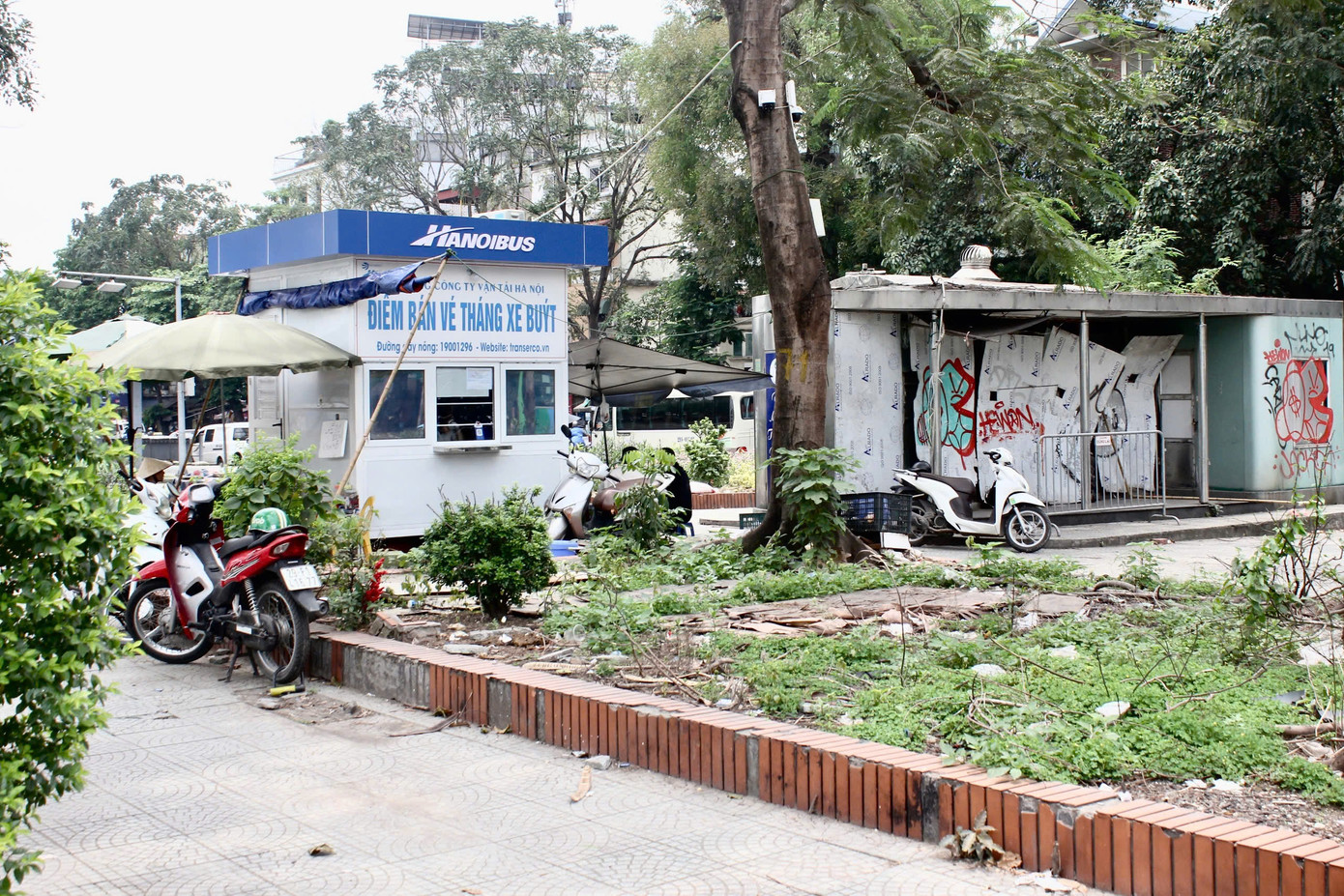 Trạm trung chuyển xe buýt Long Biên hiện xuống cấp, ảnh hưởng mỹ quan đô thị.