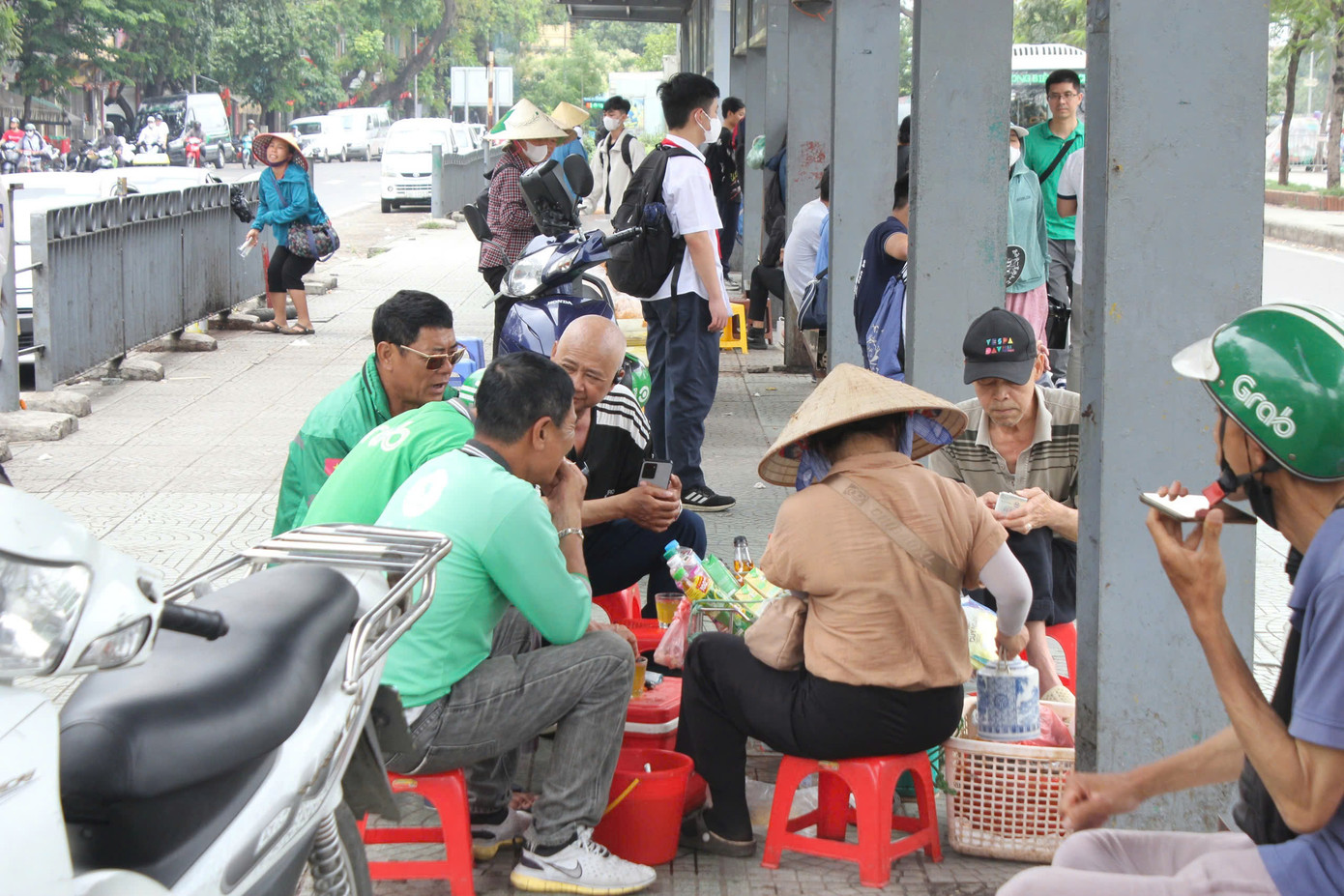 Tại khu vực nhà chờ xe buýt, nhiều &quot;hàng nước&quot; chiếm dụng không gian để buôn bán, ảnh hưởng đến mỹ quan đô thị.