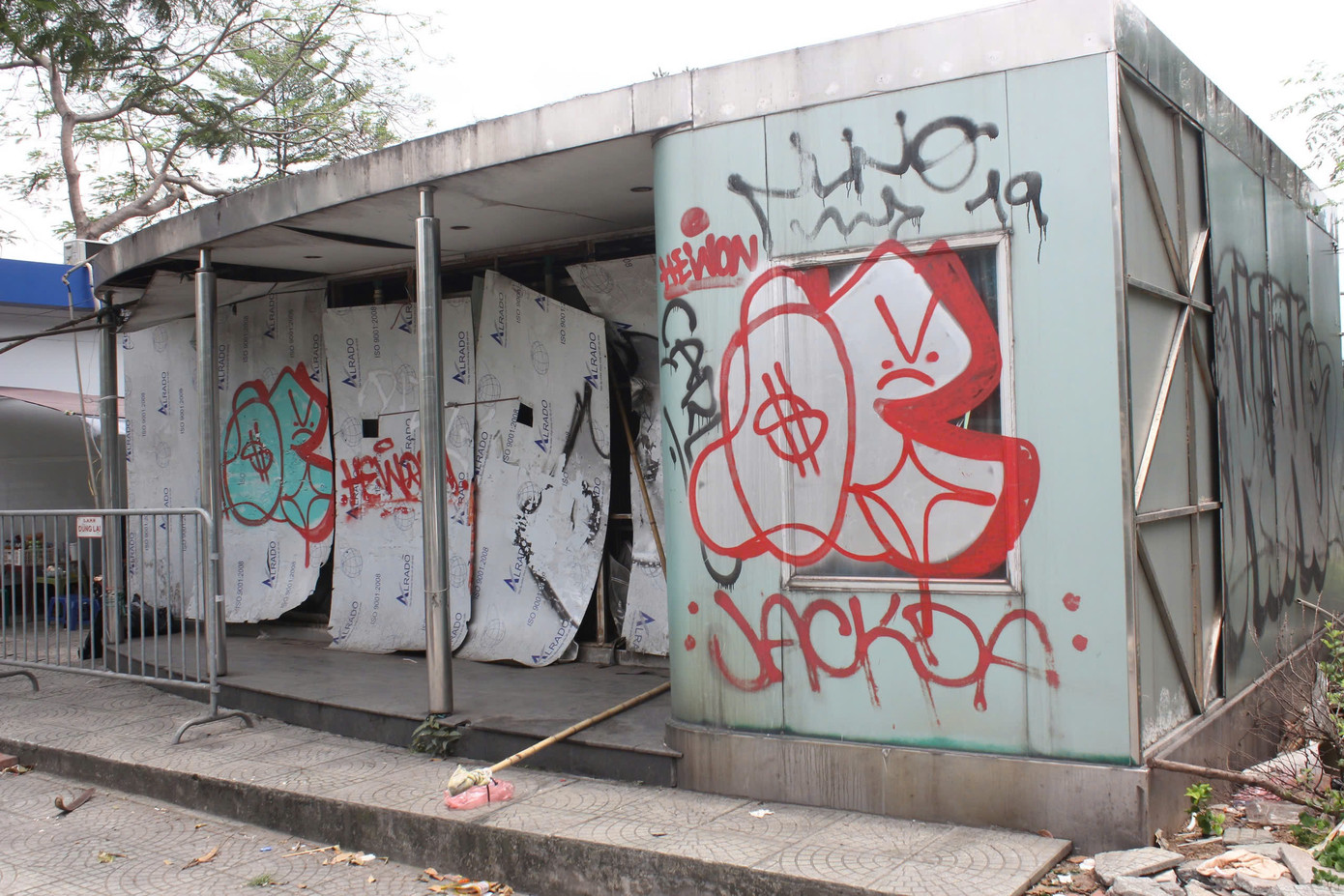 Nhà vệ sinh tại khu vực nhà chờ xe buýt cũ kỹ, hư hỏng, mất vệ sinh, ảnh hưởng đến phục vụ nhu cầu của người dân.