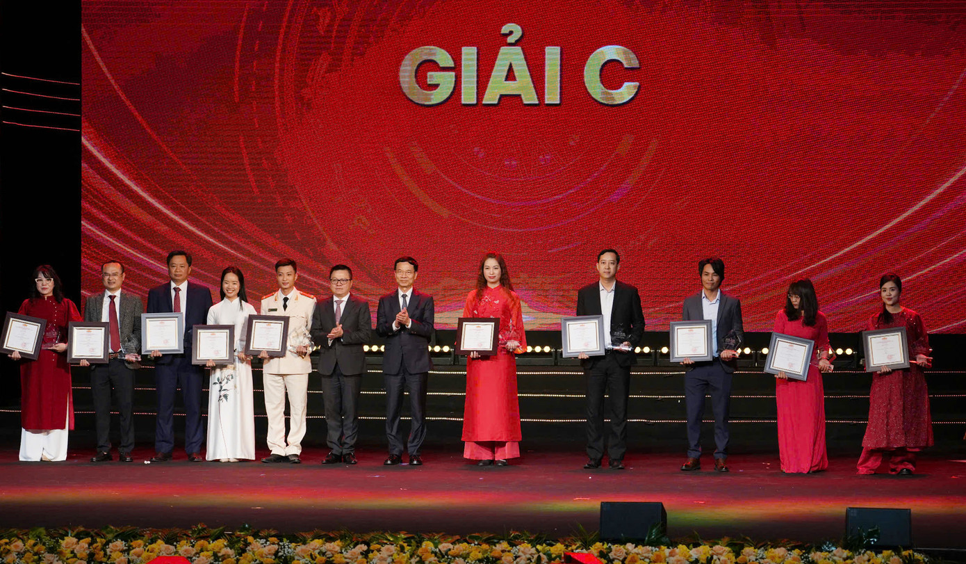 Tổng Biên tập Báo Nhân dân - Chủ tịch Hội nhà báo Việt Nam Lê Quốc Minh và Bộ trưởng Bộ TT&TT Nguyễn Mạnh Hùng trao giải C cho các tác giả, nhóm tác giả đoạt giải. Ảnh: Hoàng Mạnh Thắng. Tổng Biên tập Báo Nhân dân - Chủ tịch Hội nhà báo Việt Nam Lê Quốc Minh và Bộ trưởng Bộ TT&TT Nguyễn Mạnh Hùng trao giải C cho các tác giả, nhóm tác giả đoạt giải. Ảnh: Hoàng Mạnh Thắng.