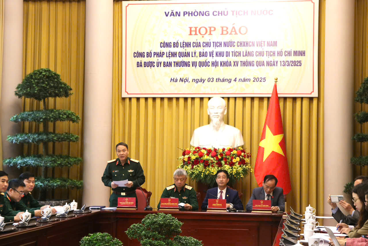 Thiếu tướng Phạm Hải Trung - Tư lệnh Bộ Tư lệnh Bảo vệ Lăng Chủ tịch Hồ Chí Minh trao đổi tại họp báo. Ảnh: TV.