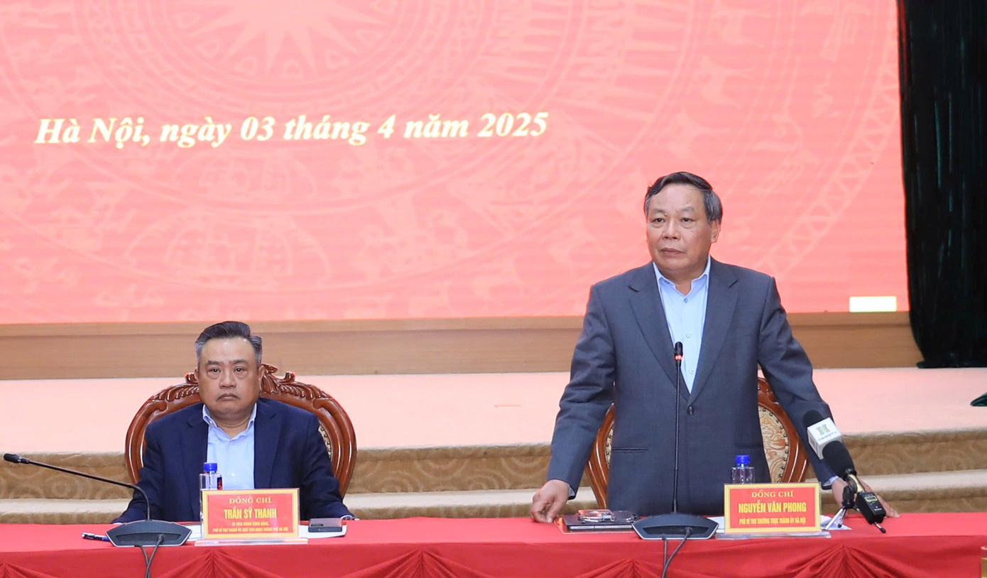 Phó Bí thư Thường trực Thành uỷ Hà Nội Nguyễn Văn Phong phát biểu tại hội nghị. Ảnh: PV. Phó Bí thư Thường trực Thành uỷ Hà Nội Nguyễn Văn Phong phát biểu tại hội nghị. Ảnh: PV.