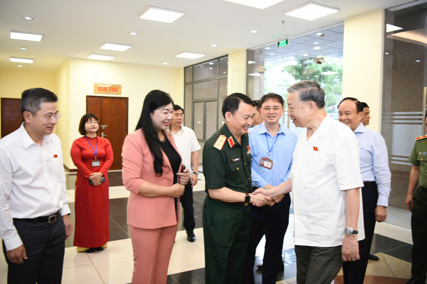 Bí thư Thành uỷ Hà Nội Bùi Thị Minh Hoài, Chủ tịch UBND thành phố Hà Nội Trần Sỹ Thanh, lãnh đạo cơ quan, đơn vị TP Hà Nội đón Tổng Bí thư Tô Lâm.