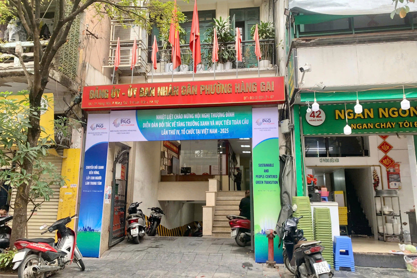 Trụ sở phường Hàng Gai - lấy tên từ phố Hàng Gai - đời xưa chuyên bán các thứ dây gai, dây đay, võng, thừng.