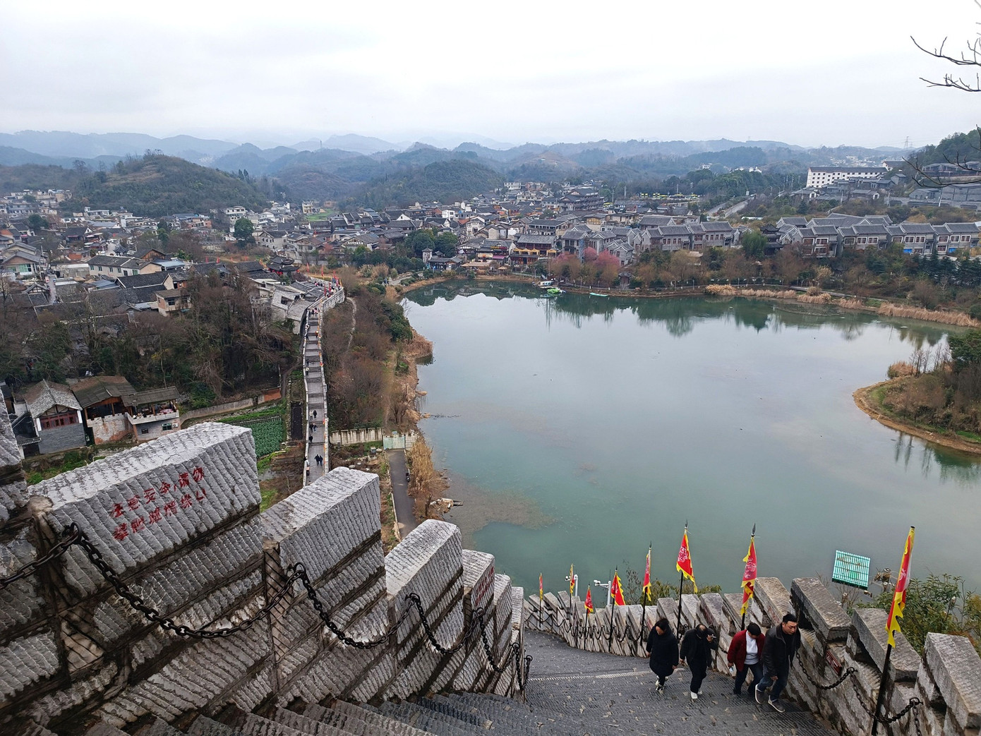 Khu vực tường thành khúc khuỷu, nơi anh Hiếu cõng cô gái đi cấp cứu.