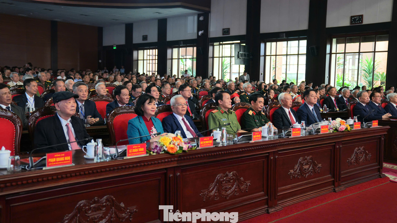 Tổng Bí thư Tô Lâm và nhiều lãnh đạo, nguyên lãnh đạo Đảng, Nhà nước dự buổi gặp mặt. Tổng Bí thư Tô Lâm và nhiều lãnh đạo, nguyên lãnh đạo Đảng, Nhà nước dự buổi gặp mặt.