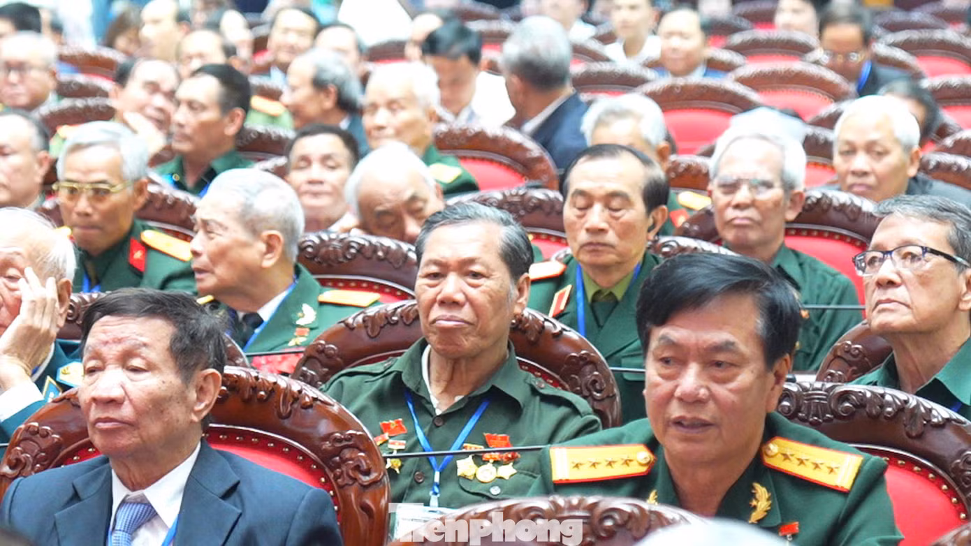 Các đại biểu lão thành cách mạng, gia đình chính sách, người có công phát biểu tại buổi gặp mặt.
