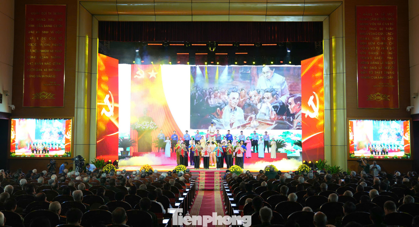 Các tiết mục văn nghệ chào mừng tại buổi gặp mặt. Các tiết mục văn nghệ chào mừng tại buổi gặp mặt.