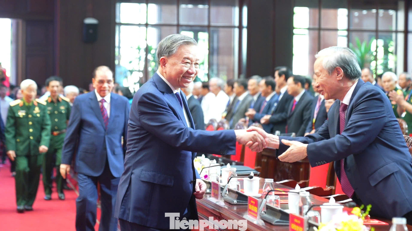 Chiều 15/4, Tổng Bí thư Tô Lâm gặp mặt cán bộ lão thành cách mạng, người có công, gia đình chính sách tại Hà Nội, nhân dịp kỷ niệm 50 năm ngày Giải phóng miền Nam, thống nhất đất nước. Chiều 15/4, Tổng Bí thư Tô Lâm gặp mặt cán bộ lão thành cách mạng, người có công, gia đình chính sách tại Hà Nội, nhân dịp kỷ niệm 50 năm ngày Giải phóng miền Nam, thống nhất đất nước.