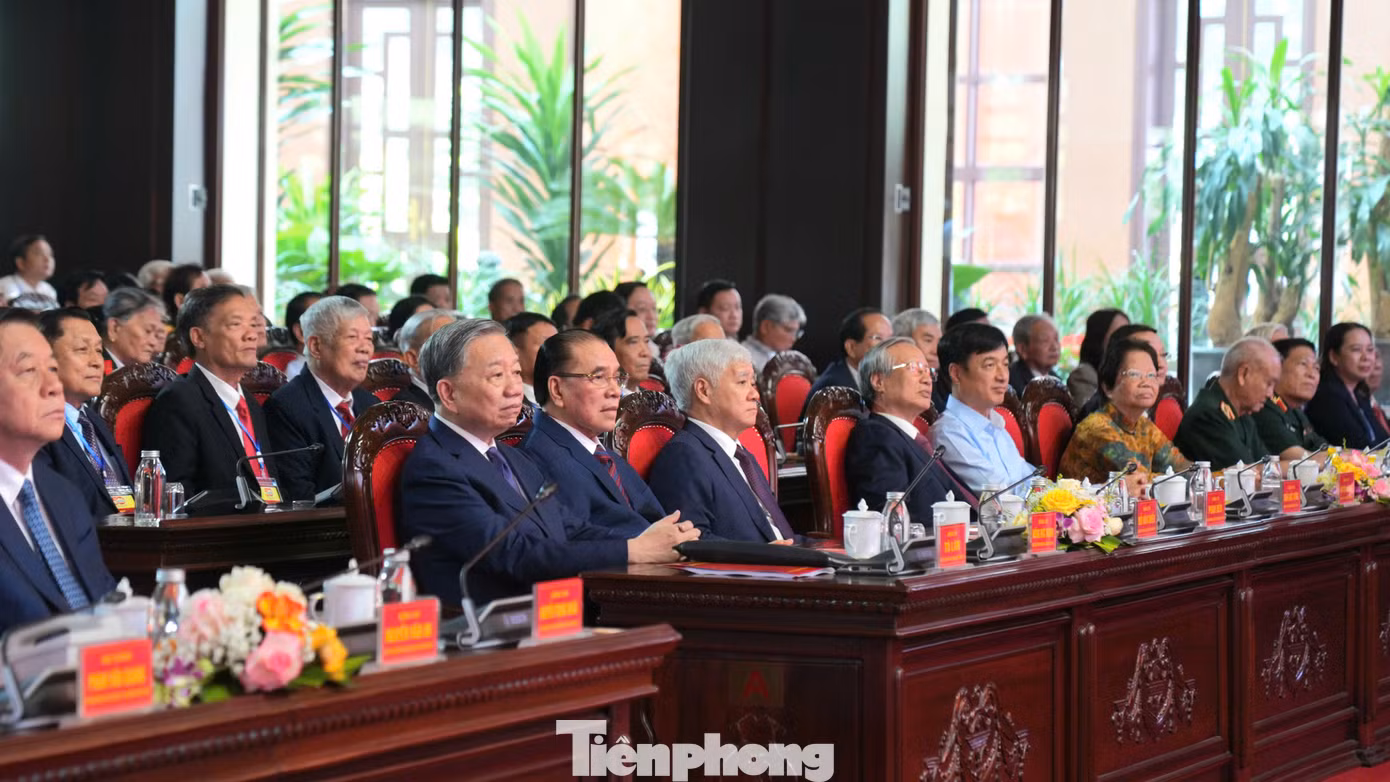 Tổng Bí thư Tô Lâm và nhiều lãnh đạo, nguyên lãnh đạo Đảng, Nhà nước dự buổi gặp mặt.
