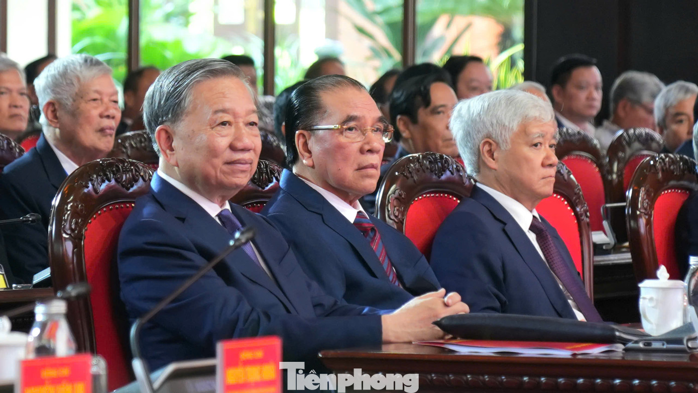 Tổng Bí thư Tô Lâm, nguyên Tổng Bí thư Nông Đức Mạnh, Chủ tịch Uỷ ban Trung ương MTTQ Việt Nam Đỗ Văn Chiến và nhiều lãnh đạo, nguyên lãnh đạo Đảng, Nhà nước tham dự buổi gặp mặt. Tổng Bí thư Tô Lâm, nguyên Tổng Bí thư Nông Đức Mạnh, Chủ tịch Uỷ ban Trung ương MTTQ Việt Nam Đỗ Văn Chiến và nhiều lãnh đạo, nguyên lãnh đạo Đảng, Nhà nước tham dự buổi gặp mặt.