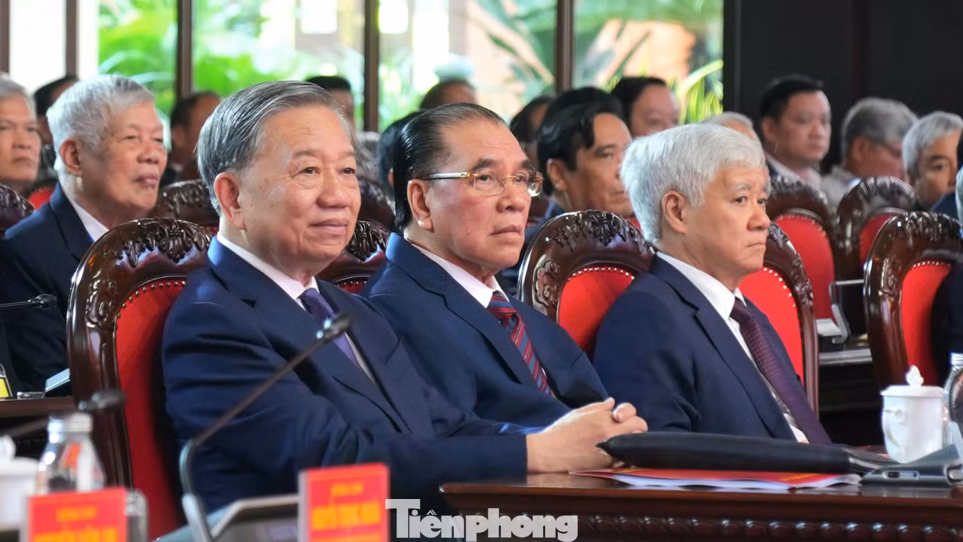 Tổng Bí thư Tô Lâm, nguyên Tổng Bí thư Nông Đức Mạnh, Chủ tịch Uỷ ban Trung ương MTTQ Việt Nam Đỗ Văn Chiến và nhiều lãnh đạo, nguyên lãnh đạo Đảng, Nhà nước tham dự buổi gặp mặt.