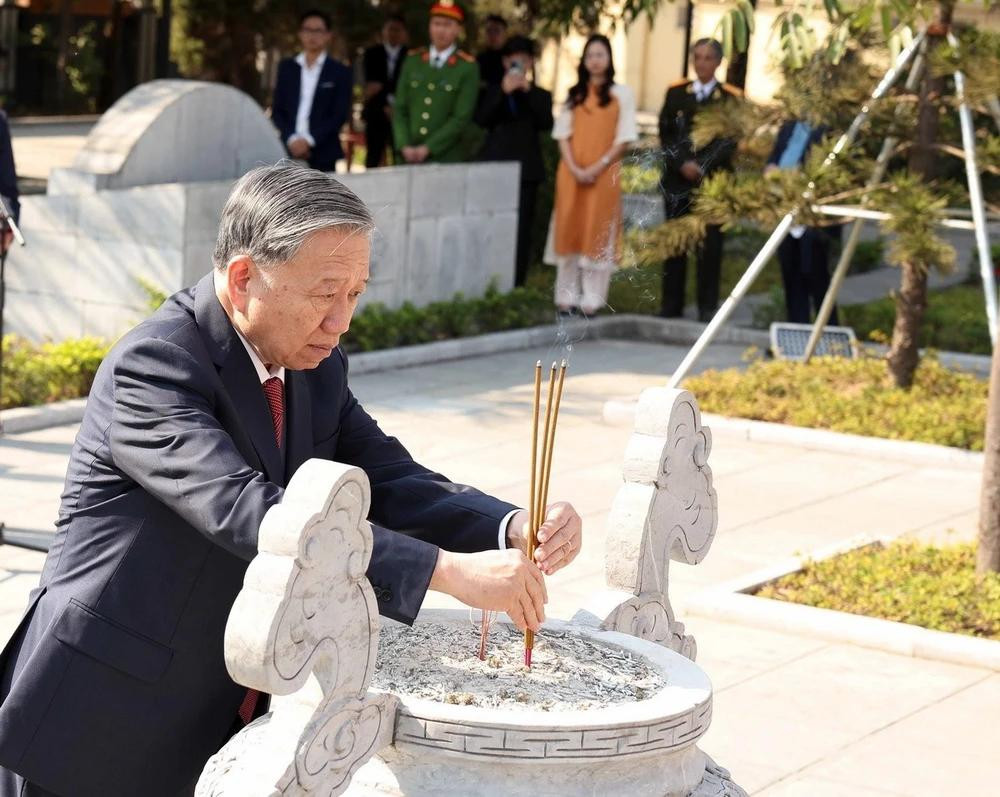 Trong chuyến thăm và làm việc tại tỉnh Bắc Ninh, Tổng Bí thư Tô Lâm và đoàn công tác dâng hương, dâng hoa tưởng niệm Tổng Bí thư Nguyễn Văn Cừ tại Khu lưu niệm Tổng Bí thư Nguyễn Văn Cừ (phường Phù Khê, thành phố Từ Sơn, tỉnh Bắc Ninh). Ảnh: TTXVN.