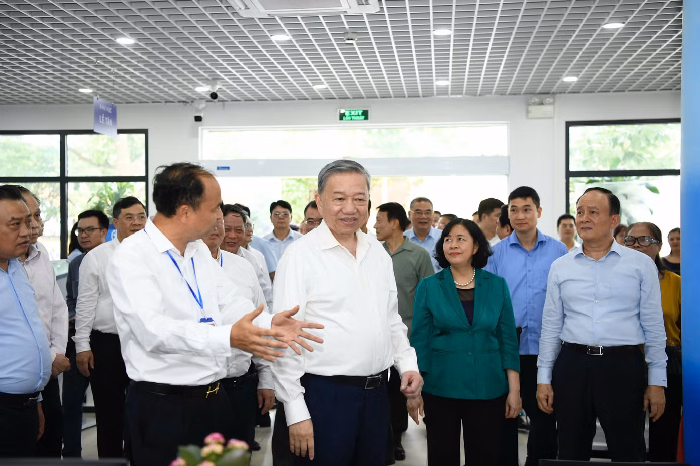 Chiều 1/7, Tổng Bí thư Tô Lâm và đoàn công tác cũng đến thăm, kiểm tra, động viên cán bộ làm việc tại trụ sở UBND phường Tây Hồ. Ảnh: Như Ý.