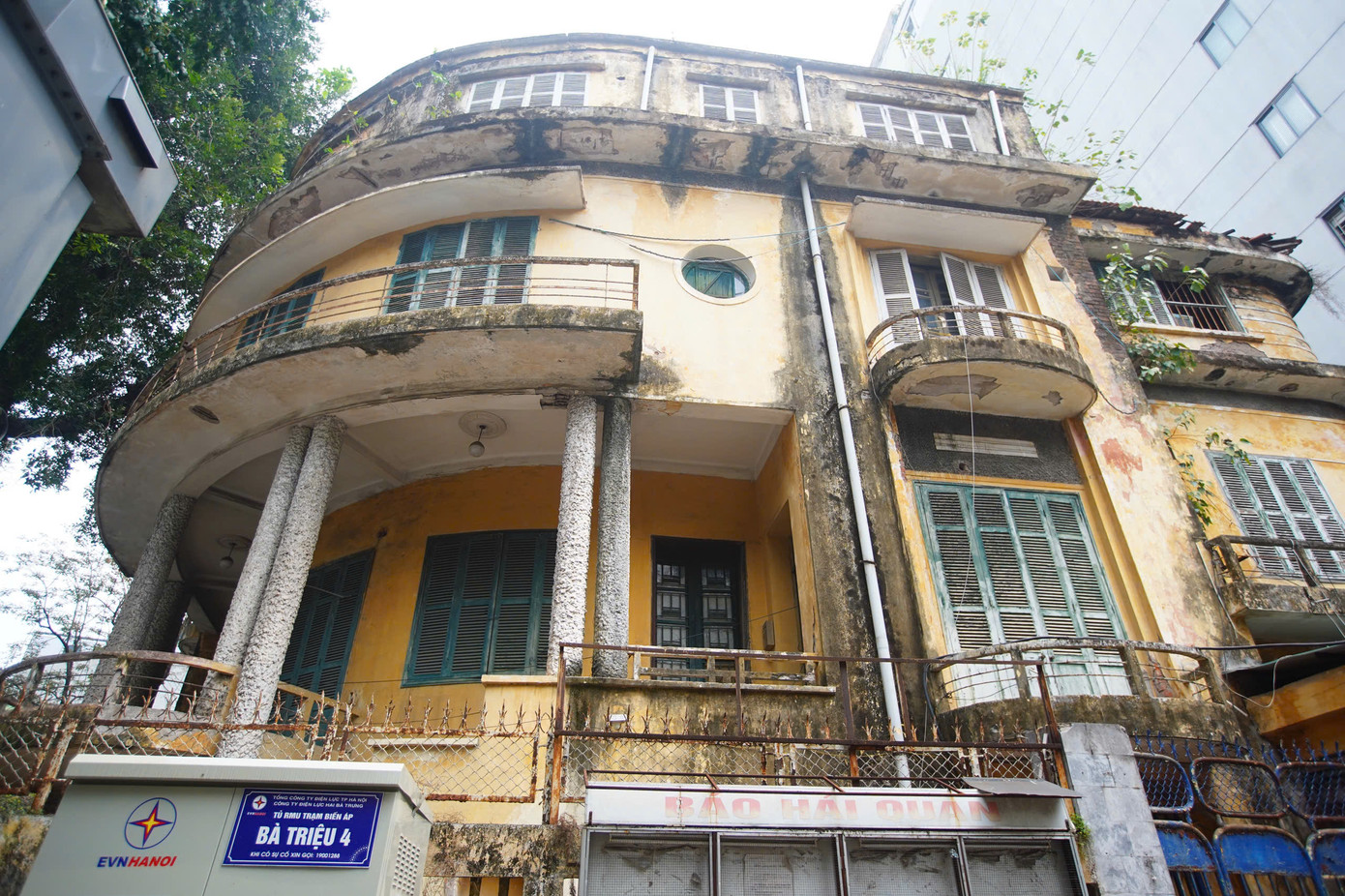 Toà biệt thự nằm ở ngã tư Bà Triệu - Tô Hiến Thành, có hai mặt tiền.