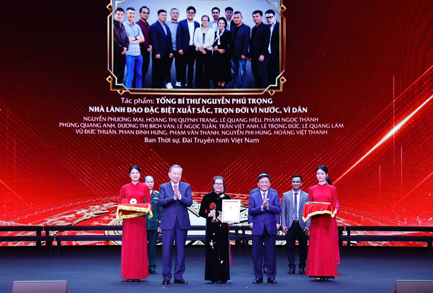 Tổng Bí thư Tô Lâm và Thường trực Ban Bí thư, Chủ nhiệm Uỷ ban Kiểm tra Trung ương Trần Cẩm Tú trao giải A tặng các tác giả, nhóm tác giả. (Ảnh: Như Ý) Tổng Bí thư Tô Lâm và Thường trực Ban Bí thư, Chủ nhiệm Uỷ ban Kiểm tra Trung ương Trần Cẩm Tú trao giải A tặng các tác giả, nhóm tác giả. (Ảnh: Như Ý)