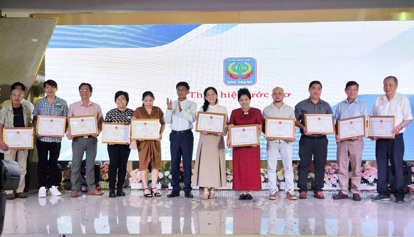 Bí thư Tỉnh uỷ Sóc Trăng Lâm Văn Mẫn trao giấy khen cho các tập thể, cá nhân. Ảnh: PV. Bí thư Tỉnh uỷ Sóc Trăng Lâm Văn Mẫn trao giấy khen cho các tập thể, cá nhân. Ảnh: PV.