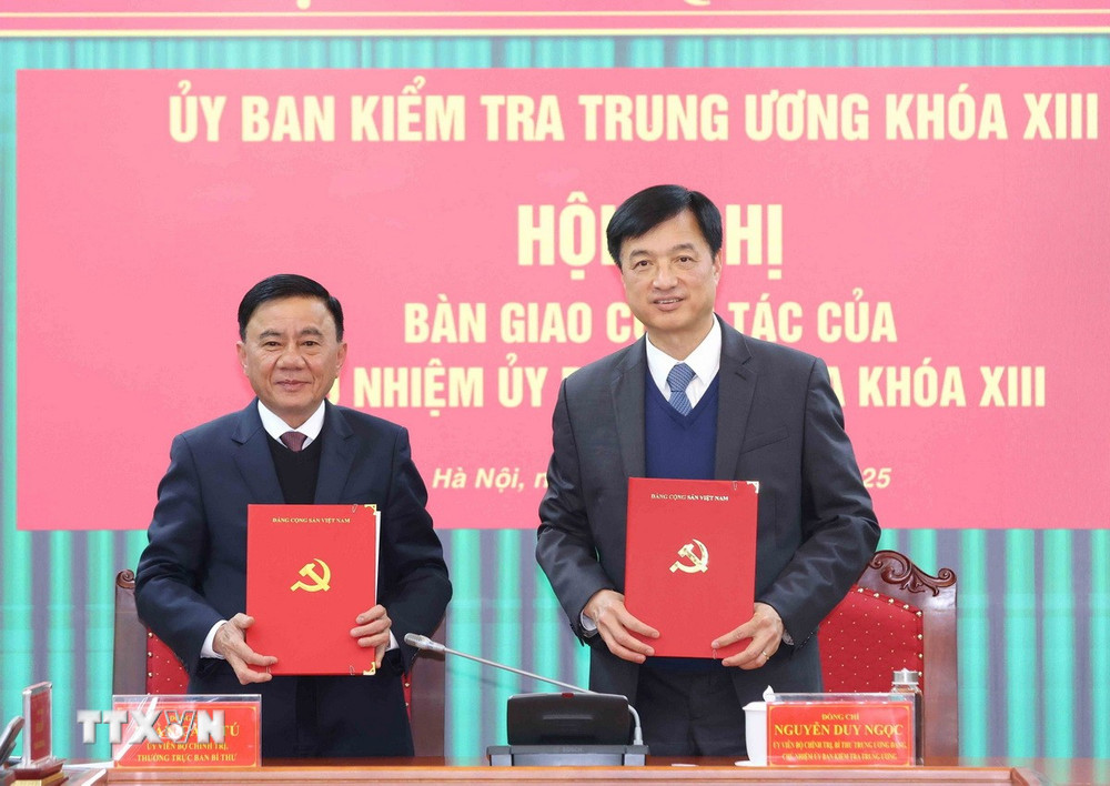 Thường trực Ban Bí thư Trần Cẩm Tú và Chủ nhiệm Uỷ ban Kiểm tra Trung ương Nguyễn Duy Ngọc tại hội nghị bàn giao nhiệm vụ. Ảnh: TTXVN. Thường trực Ban Bí thư Trần Cẩm Tú và Chủ nhiệm Uỷ ban Kiểm tra Trung ương Nguyễn Duy Ngọc tại hội nghị bàn giao nhiệm vụ. Ảnh: TTXVN.