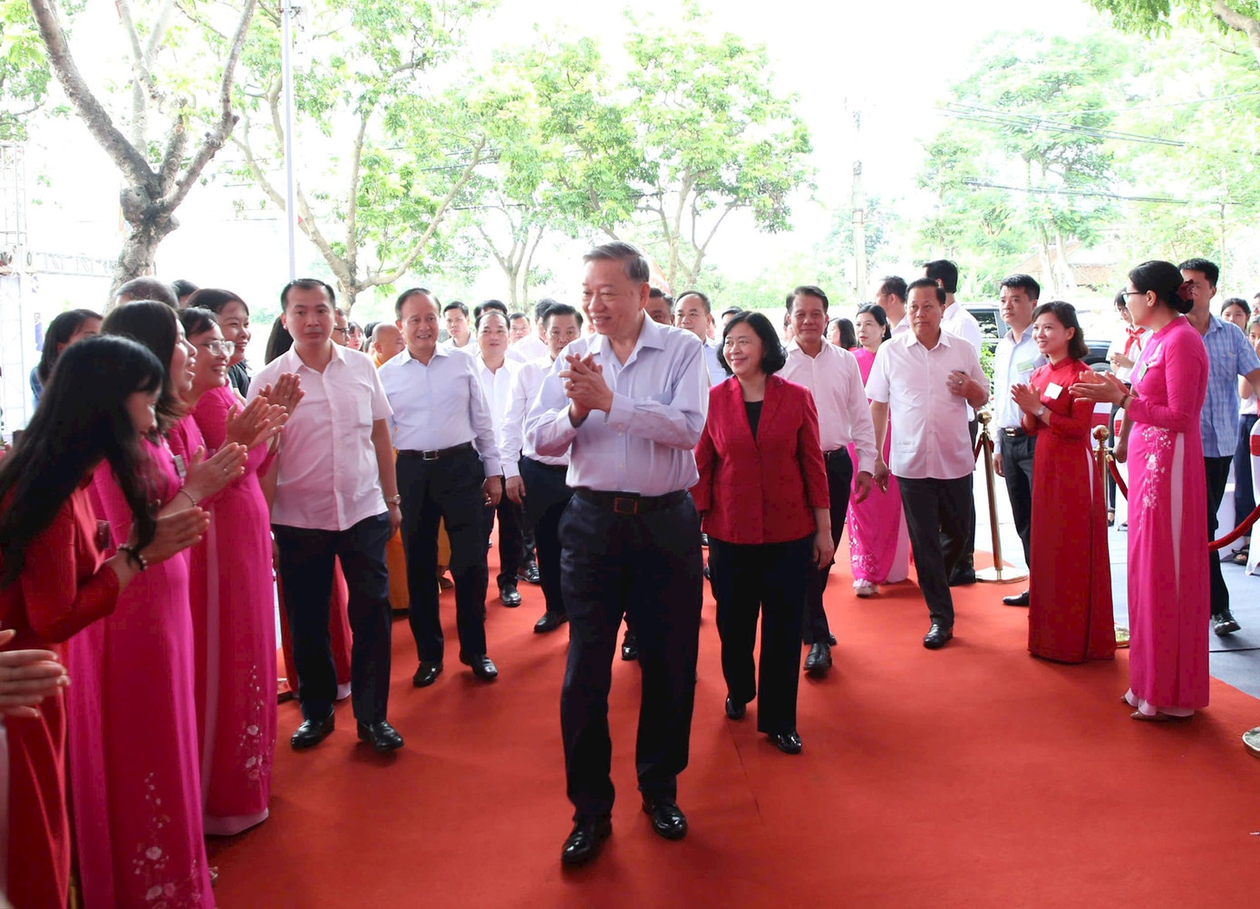 Tổng Bí thư Tô Lâm và các đại biểu Trung ương, TP Hà Nội dự Lễ khởi công dự án xây dựng đền thờ Đức vua Ngô Quyền tại Khu di tích lịch sử quốc gia đặc biệt Cổ Loa (xã Cổ Loa, huyện Đông Anh). Ảnh: Viết Thành. Tổng Bí thư Tô Lâm và các đại biểu Trung ương, TP Hà Nội dự Lễ khởi công dự án xây dựng đền thờ Đức vua Ngô Quyền tại Khu di tích lịch sử quốc gia đặc biệt Cổ Loa (xã Cổ Loa, huyện Đông Anh). Ảnh: Viết Thành.
