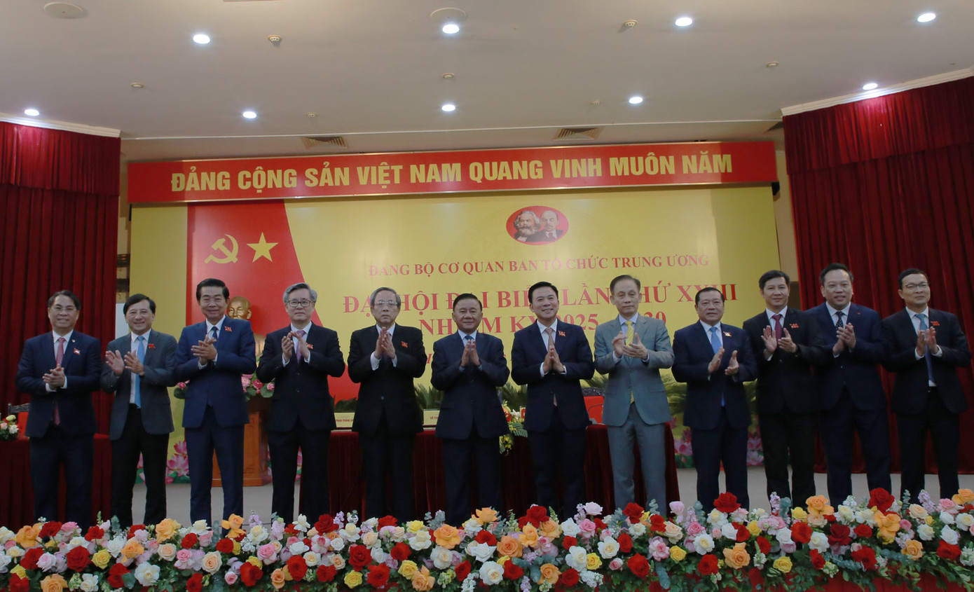 Thường trực Ban Bí thư Trần Cẩm Tú và các đại biểu chụp ảnh lưu niệm. Ảnh: PV.