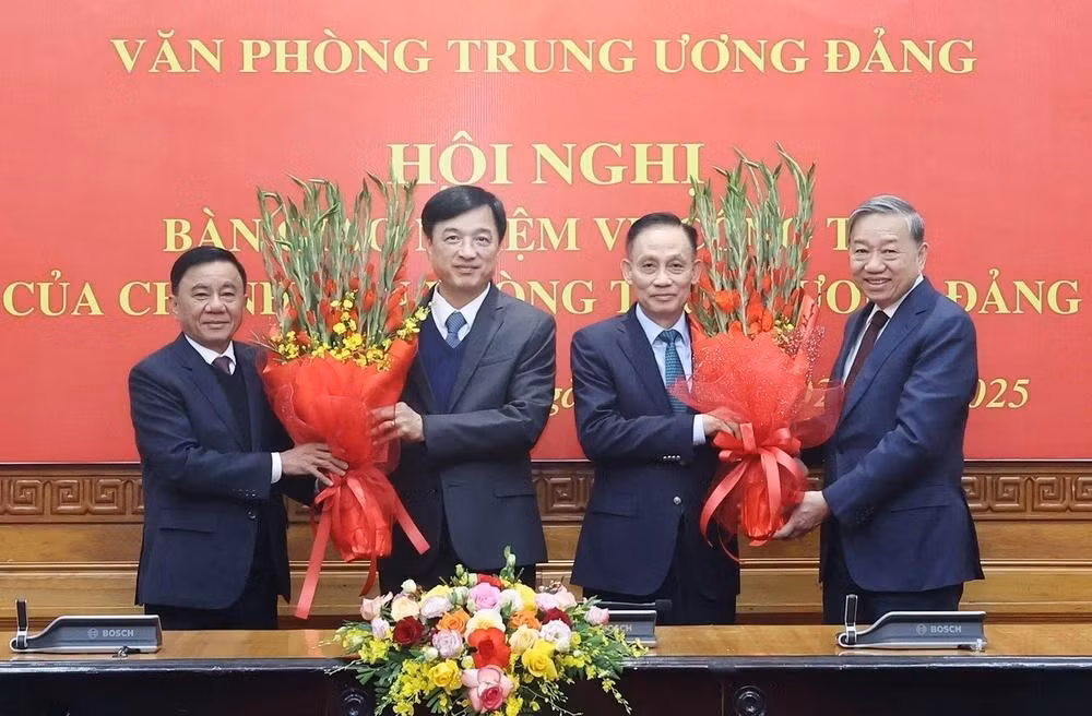 Tổng Bí thư Tô Lâm và Thường trực Ban Bí thư Trần Cẩm Tú tặng hoa cho Chủ nhiệm Uỷ ban Kiểm tra Trung ương (nguyên Chánh Văn phòng Trung ương Đảng) Nguyễn Duy Ngọc và Chánh Văn phòng Trung ương Đảng Lê Hoài Trung. Ảnh: TTXVN.