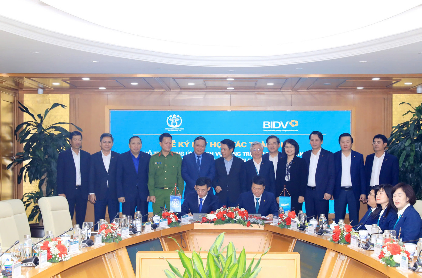 Đại diện lãnh đạo Thành uỷ Hà Nội và Ngân hàng Nhà nước, các đại biểu chứng kiến lễ ký kết. Ảnh: T.H. Đại diện lãnh đạo Thành uỷ Hà Nội và Ngân hàng Nhà nước, các đại biểu chứng kiến lễ ký kết. Ảnh: T.H.