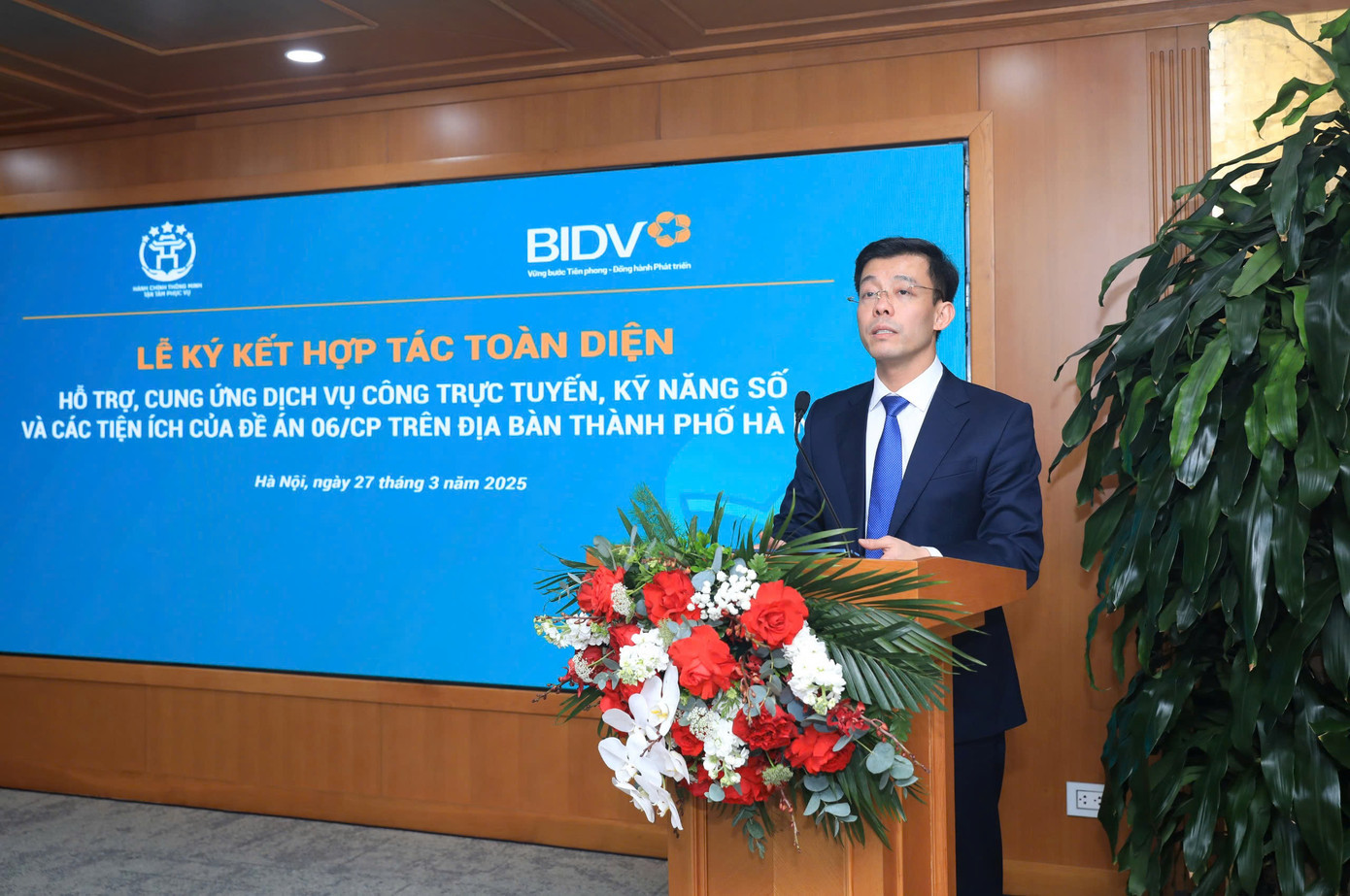 Giám đốc Trung tâm Phục vụ hành chính công thành phố Hà Nội Cù Ngọc Trang phát biểu tại hội nghị. Ảnh: T.H. Giám đốc Trung tâm Phục vụ hành chính công thành phố Hà Nội Cù Ngọc Trang phát biểu tại hội nghị. Ảnh: T.H.