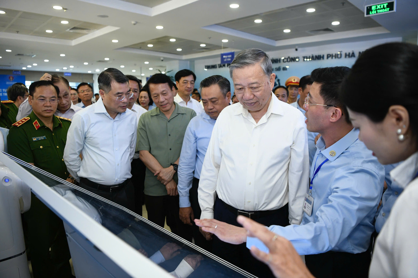 Chiều cùng ngày, Tổng Bí thư Tô Lâm và đoàn công tác đã đến thăm, kiểm tra hoạt động phục vụ nhân dân của Trung tâm Phục vụ hành chính công TP Hà Nội. Ảnh: Như Ý.