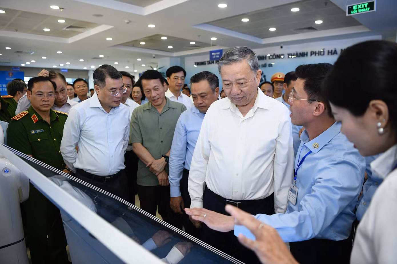 Chiều cùng ngày, Tổng Bí thư Tô Lâm và đoàn công tác đã đến thăm, kiểm tra hoạt động phục vụ nhân dân của Trung tâm Phục vụ hành chính công TP Hà Nội. Ảnh: Như Ý.