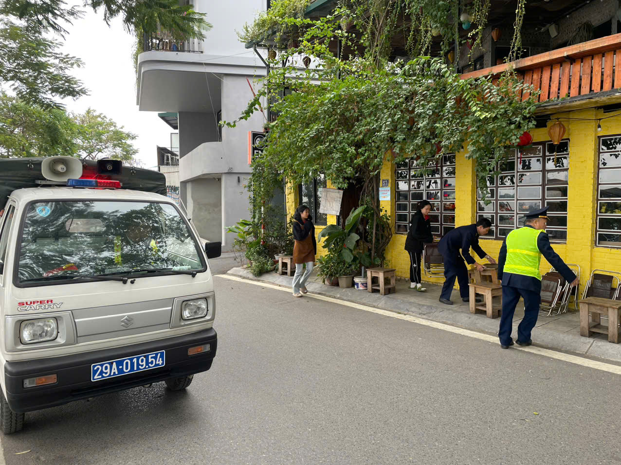 Lực lượng chức năng quận Tây Hồ kiểm tra, tuyên truyền, xử lý vi phạm về TTATGT, TTĐT. Ảnh: PV.