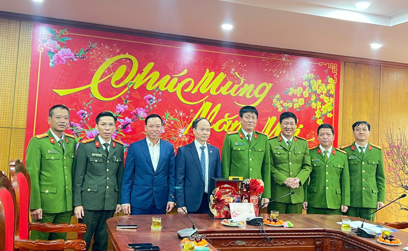 Lãnh đạo Quận ủy, HĐND, UBND quận chúc Tết Công an quận Long Biên. Ảnh: PV.